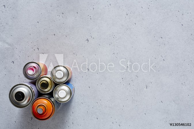 Afbeeldingen van Spray cans graphically on concrete